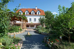 Babiččina Zahrada Penzion & Restaurant, Prŭhonice